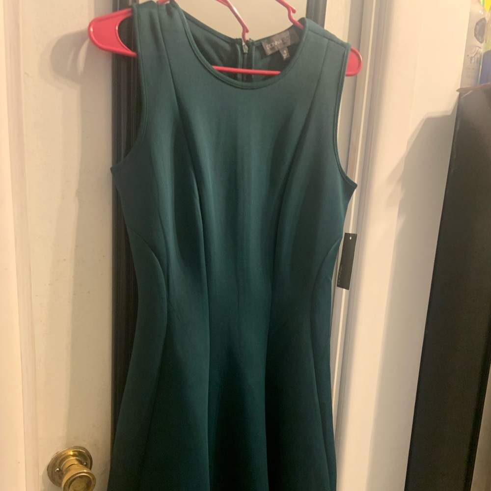 Donna Ricco SIZE 8 stunning emerald green dress